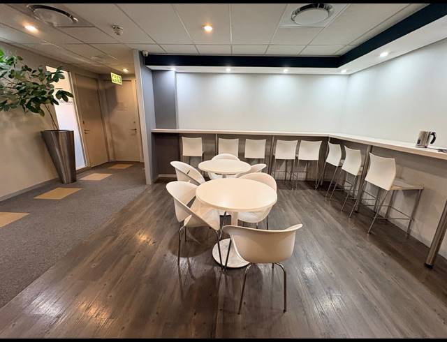 32M² SERVICED OFFICE TO LET IN FOURWAYS
